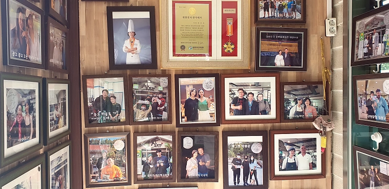 연예인도 다녀간 충북 제천 맛집 "산아래" 9 식당 내부 벽